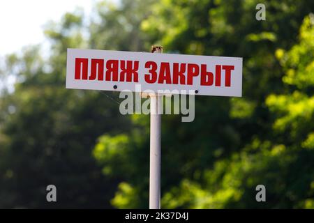 Cartello con l'iscrizione in russo la spiaggia è chiusa. Foto di alta qualità Foto Stock