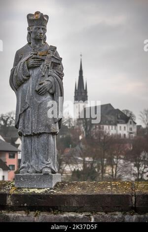 Statua di San Giovanni di Nepomuk (1345-1393), Johannes von Nepomuk, santo di Boemia, sul vecchio ponte di pietra sopra il fiume Lahn a Villmar, Assia, Germania Foto Stock