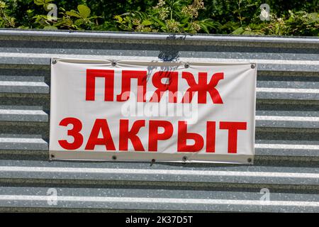 Cartello con l'iscrizione in russo la spiaggia è chiusa. Foto di alta qualità Foto Stock