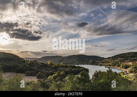 Vista panoramica del lago Causse nella natura durante il tramonto dal villaggio di Chasteaux - Vue sur le lac du Causse depuis Chasteaux Foto Stock