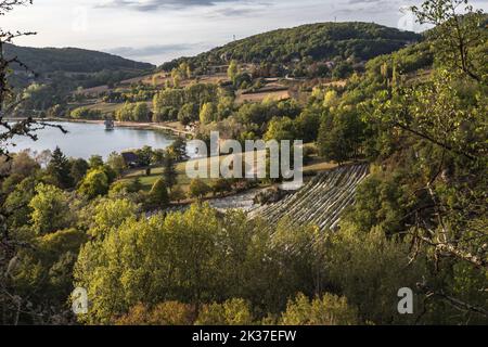 Vista panoramica del lago Causse nella natura durante il tramonto dal villaggio di Chasteaux - Vue sur le lac du Causse depuis Chasteaux Foto Stock