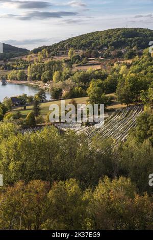 Vista panoramica del lago Causse nella natura durante il tramonto dal villaggio di Chasteaux - Vue sur le lac du Causse depuis Chasteaux Foto Stock