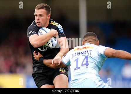 Joe Simmonds dei Chiefs di Exeter (a sinistra) è affrontato da Joe Marchant di Harlequins durante la partita Gallagher Premiership a Sandy Park, Exeter. Data immagine: Domenica 25 settembre 2022. Foto Stock
