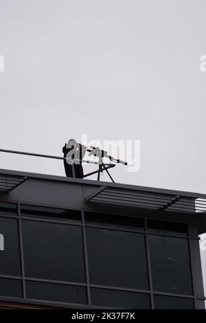 Liverpool, Regno Unito. 25th settembre 2022. Sniper Roof top Security alla 2022 Labour Party Conference, che si svolge presso l'ACC di Kings Dock a Liverpool UK. Picture: Garyroberts/worldwidefeatures.com Credit: GaryRobertsphotography/Alamy Live News Foto Stock