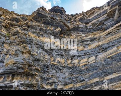 Alternando strati di calcare di lias Jurassic e scisto in scogliere vicino a Quantock's Head sulla costa del Somerset UK Foto Stock