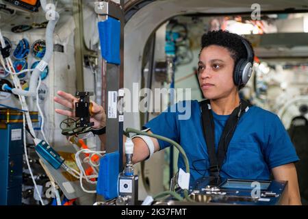 ISS - 06 luglio 2022 - l'astronauta della NASA e la spedizione 67 l'ingegnere di volo Jessica Watkins è seduto all'interno del modulo di laboratorio Columbus a cui partecipa Foto Stock
