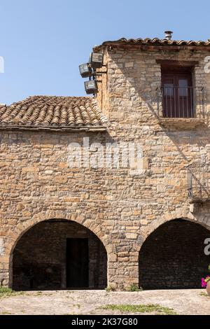 Passeggiando per la stretta strada acciottolata al villaggio di Ainsa, Aragon, Spagna Foto Stock