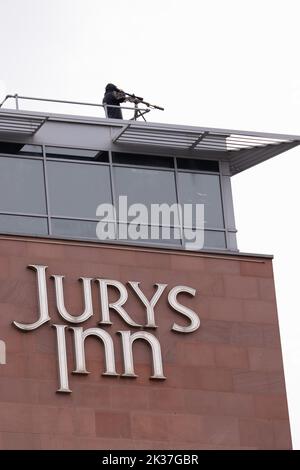 Liverpool, Regno Unito. 25th settembre 2022. Sniper Roof top Security alla 2022 Labour Party Conference, che si svolge presso l'ACC di Kings Dock a Liverpool UK. Picture: Garyroberts/worldwidefeatures.com Credit: GaryRobertsphotography/Alamy Live News Foto Stock