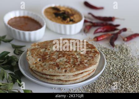 Bajra DOSA morbido. Frittelle morbide e spugnose in pastella fermentata di miglio perlato e lenticchie. Servito con condimento speziato di cocco e lenticchie vegetariano Foto Stock