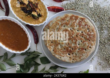 Bajra DOSA morbido. Frittelle morbide e spugnose in pastella fermentata di miglio perlato e lenticchie. Servito con condimento speziato di cocco e lenticchie vegetariano Foto Stock