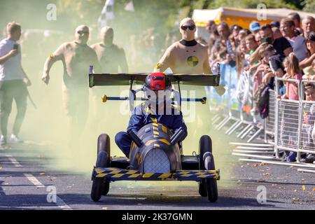 Eastbourne, Regno Unito. 25th settembre 2022. I partecipanti potranno trascorrere una giornata di sole a Eastbourne mentre partecipano alla gara annuale di soapbox. Eastbourne, East Sussex, Regno Unito. Credit: Ed Brown/Alamy Live News Foto Stock