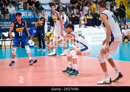 Montesilvano, Pescara, Italia. 24th Set, 2022. Luca Porro (ITA) in azione durante le semifinali del CEV U20 Volley European Championship 2022 a Montesilvano (Credit Image: © Elena Vizzoca/Pacific Press via ZUMA Press Wire) Foto Stock