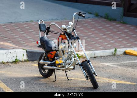 Russia Tuapse 08.08.2021 Una moto si trova sulla strada della città in estate. Foto di alta qualità Foto Stock