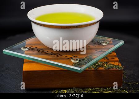 Chawan su uno stand di legno Foto Stock