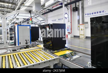 (220925) -- CHONGQING, 25 settembre 2022 (Xinhua) -- Foto ripresa il 25 settembre 2022 mostra la linea di produzione di una fabbrica interconnessa di lavastoviglie di Chongqing Haier Washing Electric Appliances Co.LTD nel Chongqing del sud-ovest della Cina. Una fabbrica interconnessa di lavastoviglie di Chongqing Haier Washing Electric Appliances Co.LTD è stata ufficialmente messa in produzione qui al Gangcheng Industry Park nel distretto di Jiangbei di Chongqing la Domenica. Questa fabbrica di 42.000 metri quadrati, con una produzione annua progettata di un milione di lavastoviglie, utilizzerà tecnologie avanzate come 5G e Industrial Internet Averse Foto Stock