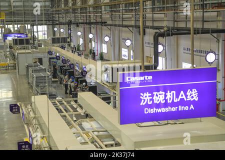 (220925) -- CHONGQING, 25 settembre 2022 (Xinhua) -- Foto ripresa il 25 settembre 2022 mostra la linea di produzione di una fabbrica interconnessa di lavastoviglie di Chongqing Haier Washing Electric Appliances Co.LTD nel Chongqing del sud-ovest della Cina. Una fabbrica interconnessa di lavastoviglie di Chongqing Haier Washing Electric Appliances Co.LTD è stata ufficialmente messa in produzione qui al Gangcheng Industry Park nel distretto di Jiangbei di Chongqing la Domenica. Questa fabbrica di 42.000 metri quadrati, con una produzione annua progettata di un milione di lavastoviglie, utilizzerà tecnologie avanzate come 5G e Industrial Internet Averse Foto Stock