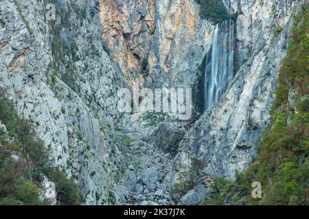 Cascata di Boka vicino a Bovec in Slovenia Foto Stock