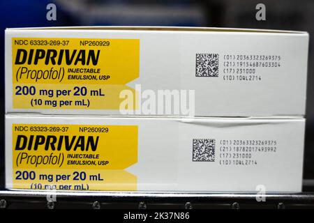 Propofol marchi comuni: Diprivan, Anesthesia S/i-40, Anesthesia S/i-60 Anesthetic può causare rilassamento e sonnolenza prima e durante l'intervento chirurgico e. Foto Stock