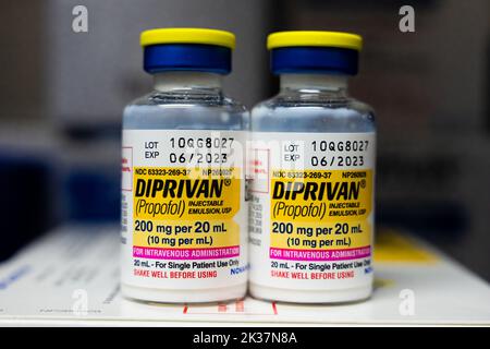 Propofol marchi comuni: Diprivan, Anesthesia S/i-40, Anesthesia S/i-60 Anesthetic può causare rilassamento e sonnolenza prima e durante l'intervento chirurgico e. Foto Stock