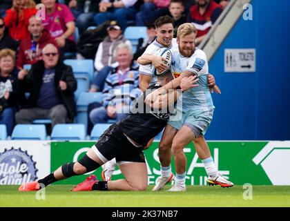 Il Tyrone Green di Harlequins è stato affrontato, ma continua a essere il secondo tentativo del suo fianco durante la partita Gallagher Premiership a Sandy Park, Exeter. Data immagine: Domenica 25 settembre 2022. Foto Stock