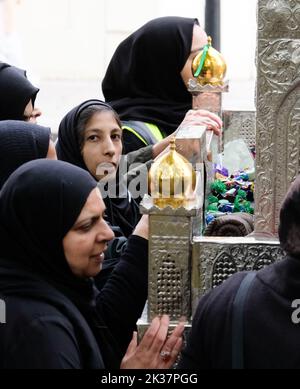 Marble Arch, Londra, Regno Unito. 25th Set, 2022. La Processione del Regno Unito di Arbaeen del 42nd a Londra per onorare Hussain ibn Ali, nipote del Santo Profeta Muhammad. Credit: Matthew Chattle/Alamy Live News Foto Stock