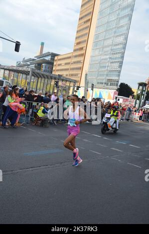 Berlino, Germania - 25 settembre 2022 - 2022 Maratona di Berlino - Andamlak Belihu in Etiopia è quarto alla Maratona di Berlino. Foto di Potsdamer/Leipziger Platz . (Foto di Markku Rainer Peltonen) Foto Stock