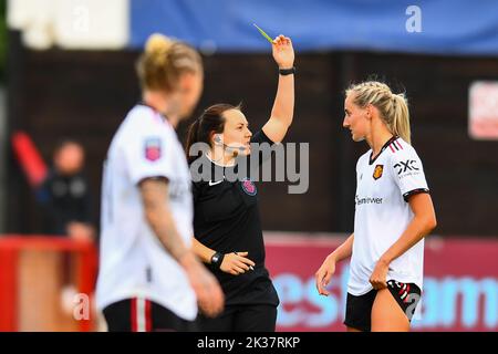Londra, Regno Unito. 25th Set, 2022. Dagenham e Redbridge, Inghilterra, settembre 25 2022. Millie Turner (21 Manchester United) riceve il cartellino giallo durante la partita di calcio della Barclays Womens Super League tra West Ham United e Manchester United al Victoria Road Stadium di Dagenham, Inghilterra. (Kevin Hodgson/SPP) Credit: SPP Sport Press Photo. /Alamy Live News Foto Stock