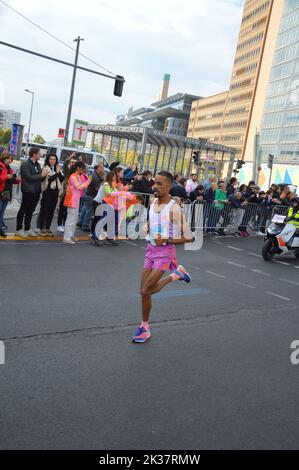 Berlino, Germania - 25 settembre 2022 - 2022 Maratona di Berlino - Andamlak Belihu in Etiopia è quarto alla Maratona di Berlino. Foto di Potsdamer/Leipziger Platz . (Foto di Markku Rainer Peltonen) Foto Stock