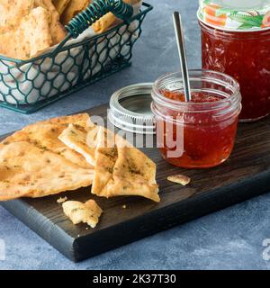 Deliziosa gelatina di peperoncino dolce servita con pane croccante per l'immersione. Foto Stock