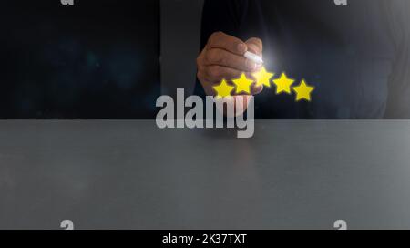 Uomo d'affari che punta al simbolo di valutazione del servizio a cinque stelle con penna bianca aumenta la valutazione, la valutazione e il concetto di classificazione soddisfazione del cliente . Foto Stock