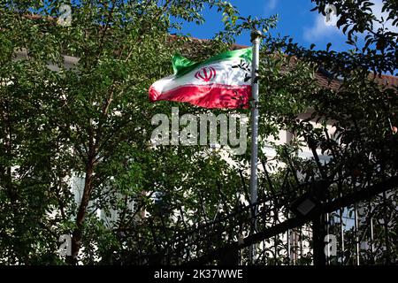 Una bandiera nazionale iraniana sventola sull'ambasciata iraniana a Kyiv. L'Ucraina ha revocato l'accreditamento dell'ambasciatore iraniano e ha ridotto significativamente il numero di personale diplomatico presso l'ambasciata iraniana a Kiev in risposta alla fornitura di armi alla Russia da parte dell'Iran per la guerra con l'Ucraina. (Foto di Oleksii Chumachenko / SOPA Image/Sipa USA) Foto Stock