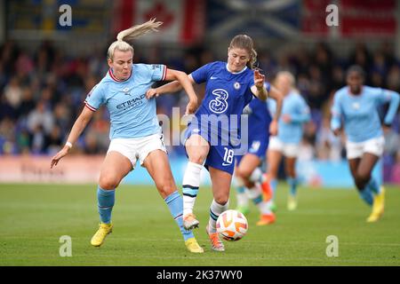 Maren Mjelde di Chelsea (a destra) e Lauren Hemp di Manchester City combattono per la palla durante la partita della Super League delle donne di Barclays al Kingsmeadow Stadium, Londra. Data immagine: Domenica 25 settembre 2022. Foto Stock