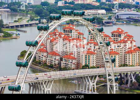 Ruota panoramica Singapore Flyer. Con un'altezza di 165 metri o 541 piedi, è uno dei più alti del mondo. Repubblica di Singapore Foto Stock