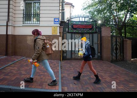 Kiev, Ucraina. 24th Set, 2022. Le donne passano davanti all'ambasciata iraniana a Kyiv. L'Ucraina ha revocato l'accreditamento dell'ambasciatore iraniano e ha ridotto significativamente il numero di personale diplomatico presso l'ambasciata iraniana a Kiev in risposta alla fornitura di armi alla Russia da parte dell'Iran per la guerra con l'Ucraina. (Credit Image: © Oleksii Chumachenko/SOPA Images via ZUMA Press Wire) Foto Stock