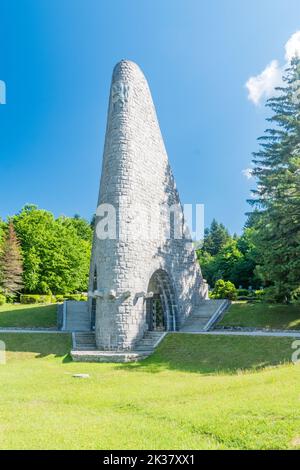 Vysny Komarnik, Slovacchia - 12 giugno 2022: Monumento al cimitero commemorativo dei soldati cecoslovacchi al Passo di Dukla. Foto Stock