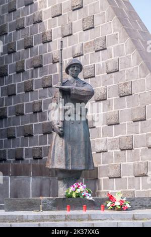 Vysny Komarnik, Slovacchia - 12 giugno 2022: Scultura soldato sul monumento alla battaglia sul lato slovacco del Passo di Dukla. Particolare del monumento a ceme Foto Stock