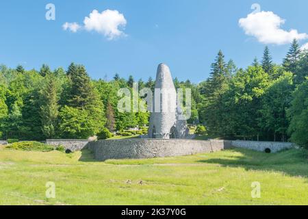 Vysny Komarnik, Slovacchia - 12 giugno 2022: Monumento al cimitero commemorativo dei soldati cecoslovacchi al Passo di Dukla in Slovacchia. Foto Stock