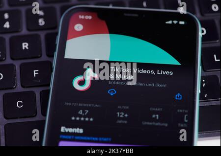 Mainz, Germania - 25 settembre 2022: Icona dell'app TikTok in negozio sullo schermo dell'iPhone. Foto Stock