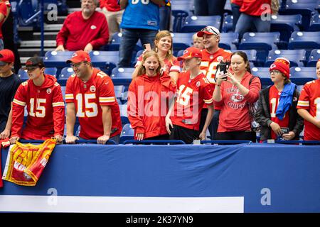 Indianapolis, Indiana, Stati Uniti. 25th Set, 2022. I fan dei Kansas City Chiefs durante la partita di football della NFL tra i Kansas City Chiefs e gli Indianapolis Colts al Lucas Oil Stadium di Indianapolis, Indiana. John Mersits/CSM/Alamy Live News Foto Stock