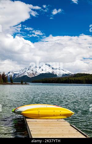 Canoe colorate sul molo; curly Phillips' Boat House; Maligne Lake; Jasper National Park; Alberta; Canada Foto Stock