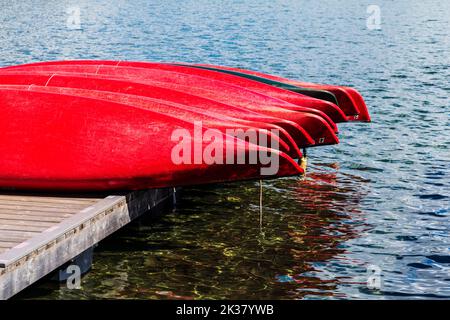 Canoe colorate sul molo; curly Phillips' Boat House; Maligne Lake; Jasper National Park; Alberta; Canada Foto Stock