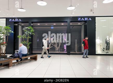 Mosca, Russia, marzo 2022: Il negozio Zara sospende il lavoro in Russia. I negozi di marca nel centro commerciale sono chiusi. I clienti passano. Foto Stock