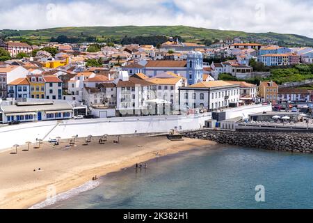 Vista sulla spiaggia pubblica chiamata Praia de Angra do Heroismo e sul porto turistico nel centro storico di Angra do Heroismo, sull'isola di Terceira, sulle Azzorre e sul Portogallo. Foto Stock