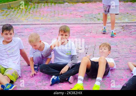 Botosani, Romania – 09 settembre 2022. Folla di giovani felici divertirsi nei colori durante il festival dei colori ColorFest Foto Stock