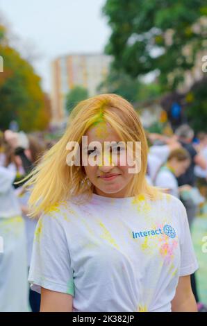 Botosani, Romania – 09 settembre 2022. Folla di giovani felici divertirsi nei colori durante il festival dei colori ColorFest Foto Stock