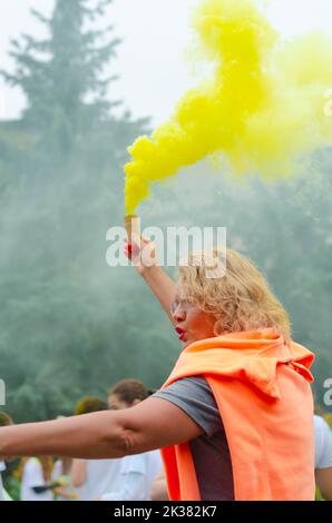 Botosani, Romania – 09 settembre 2022. Folla di giovani felici divertirsi nei colori durante il festival dei colori ColorFest Foto Stock