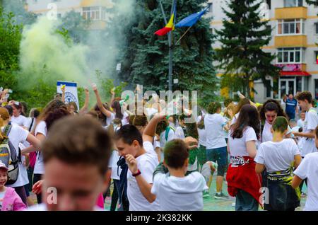 Botosani, Romania – 09 settembre 2022. Folla di giovani felici divertirsi nei colori durante il festival dei colori ColorFest Foto Stock