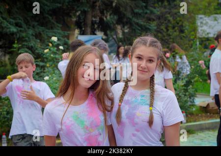 Botosani, Romania – 09 settembre 2022. Folla di giovani felici divertirsi nei colori durante il festival dei colori ColorFest Foto Stock