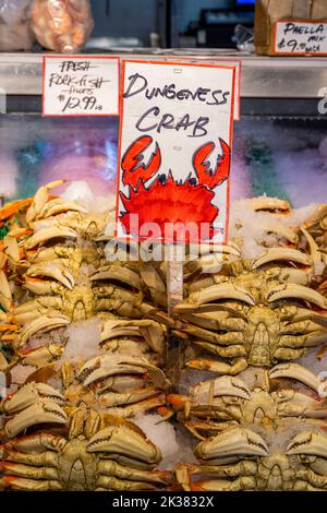 Stand di pesce al Pike Place Market, Seattle, Washington, USA Foto Stock