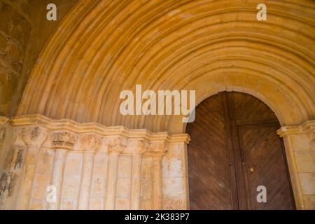 Facciata della chiesa di Virgen del barrio. Navares de las Cuevas, provincia di Segovia, Castilla Leon, Spagna. Foto Stock